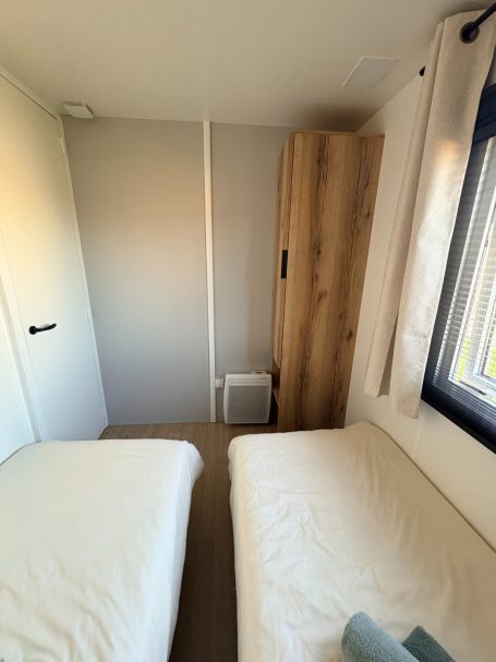 hang en legkast, verduisteringsgordijn en hor.